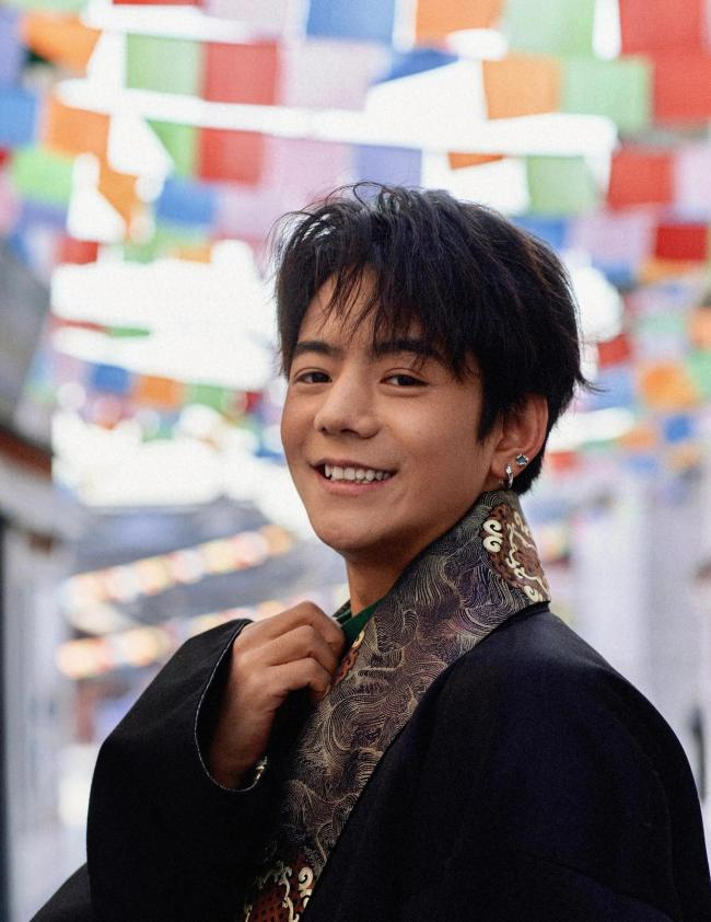 谢霆锋丁真在泸定重逢 两代人似同学会