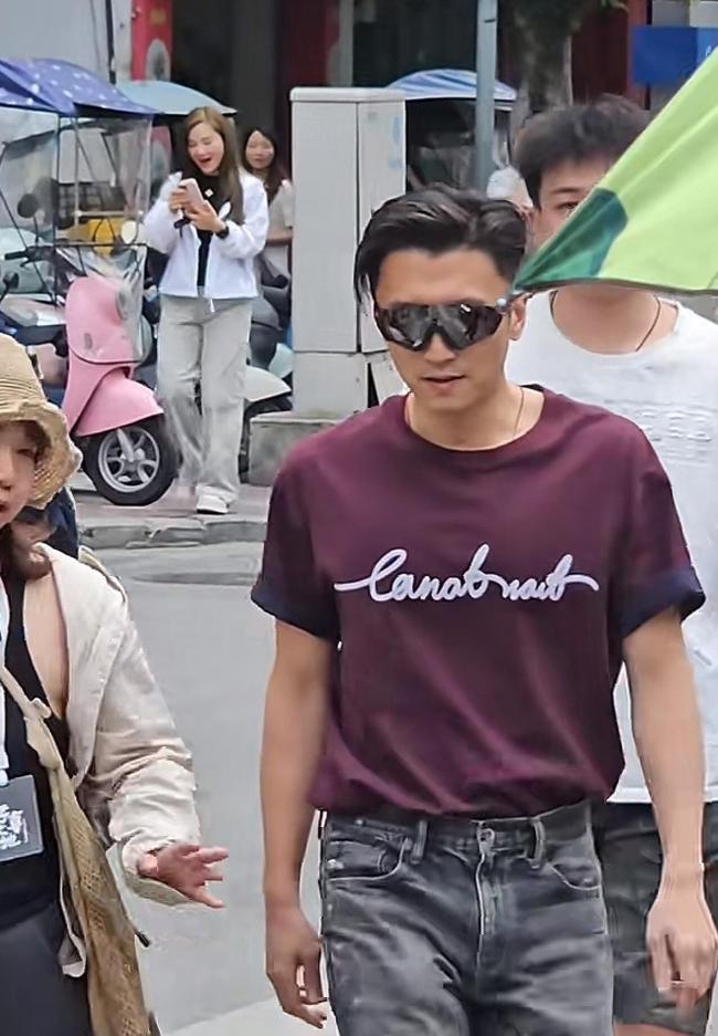 谢霆锋丁真在泸定重逢 两代人似同学会