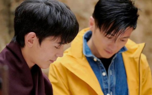 中金宸大 谢霆锋丁真在泸定重逢 两代人似同学会