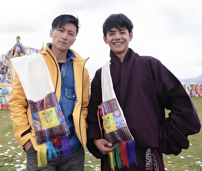 谢霆锋丁真在泸定重逢 两代人似同学会