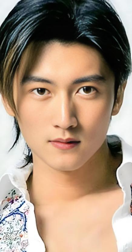 谢霆锋丁真在泸定重逢 两代人似同学会