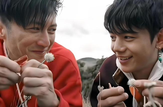 谢霆锋丁真在泸定重逢 两代人似同学会