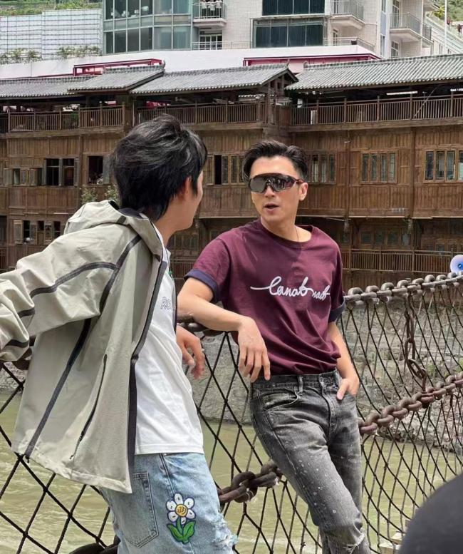 谢霆锋丁真在泸定重逢 两代人似同学会