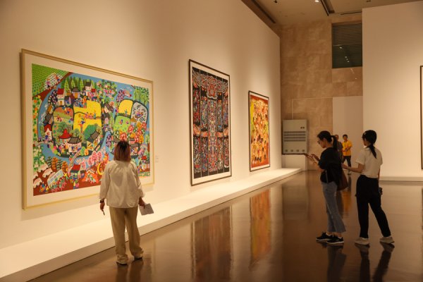 顺发配资 带着泥土芬芳的艺术之花绽放黄浦江畔，首届中国乡土绘画展在沪揭幕